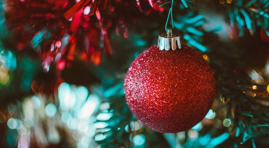 Close Up Photo Of Christmas Balls Photo By Lisa Fotios From Pexels